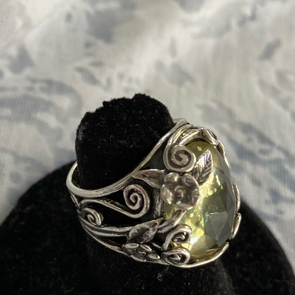 Limon (R) quartz open work floral ring. 925